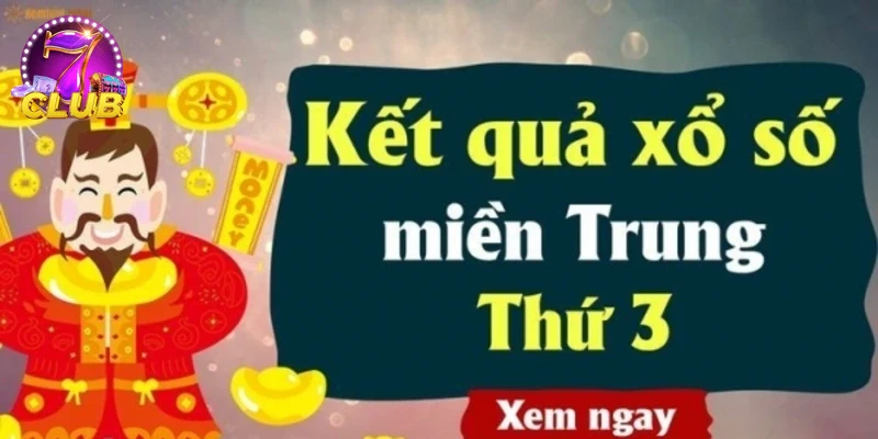 Người chơi theo dõi XỔ SỐ MIỀN TRUNG qua điện thoại thông minh.